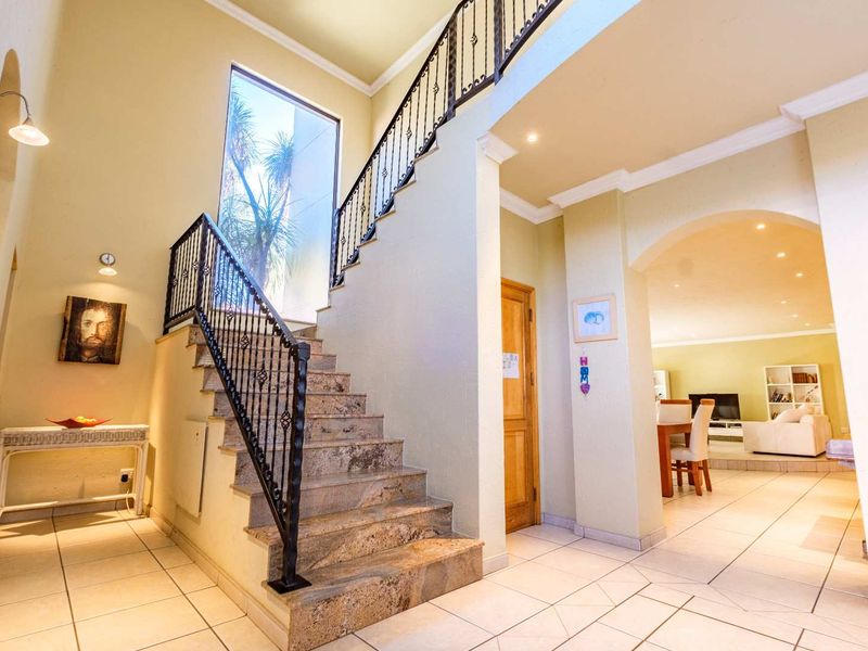 Beautiful home in Stunning Tuscan Estate. - Photo 3