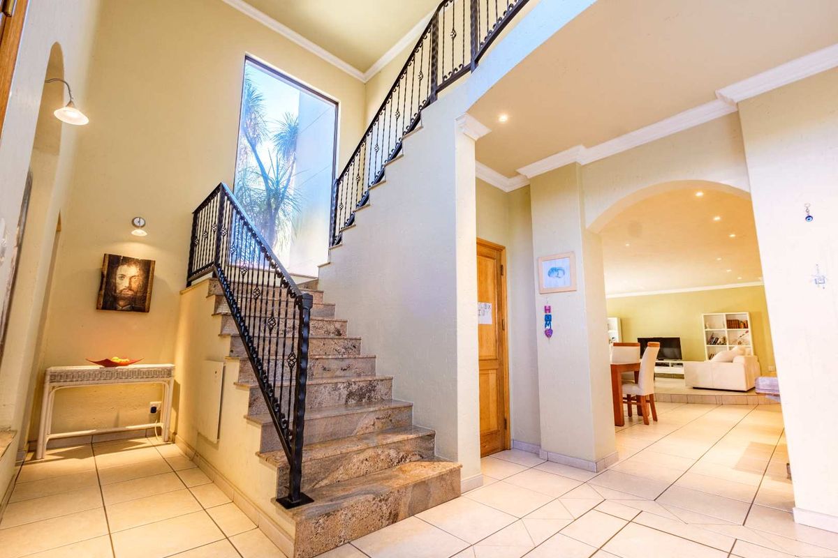 Beautiful home in Stunning Tuscan Estate. - Photo 3