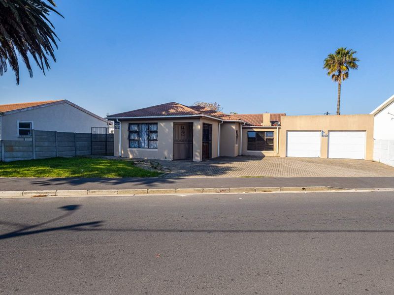 Spacious 4-Bedroom Family Home with Ample Parking in Riverton - Photo 2