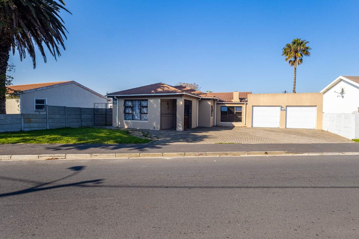 Spacious 4-Bedroom Family Home with Ample Parking in Riverton - Photo 2