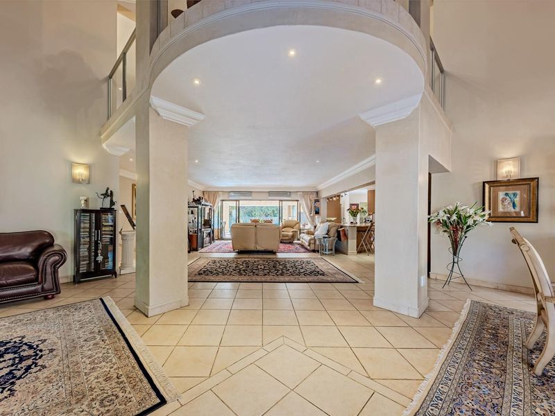 Luxury Family Estate with Flatlet, Borehole & Solar Power in Featherbrooke Estate - Photo 7
