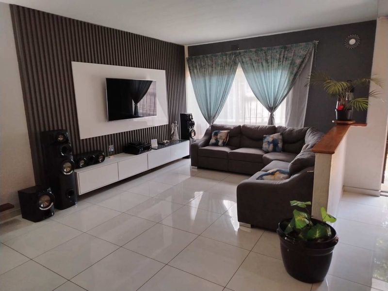 Embrace Comfort: 3-Bedroom Home with Private Garden! - Photo 2