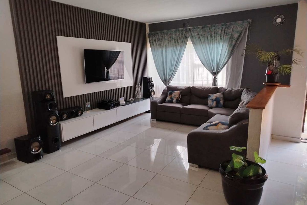 Embrace Comfort: 3-Bedroom Home with Private Garden! - Photo 2