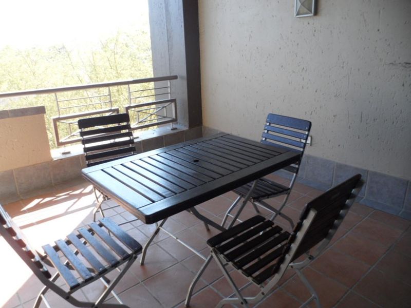 SOPHISTICATED 2 BED APARTMENT AT 77 ON GRAYSTON - Photo 10