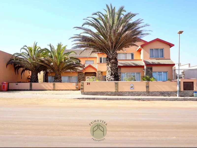 6 Bedroom Double-Storey House WITH TWO FLATS For Sale in Hage Heights, Swakopmund - Photo 2