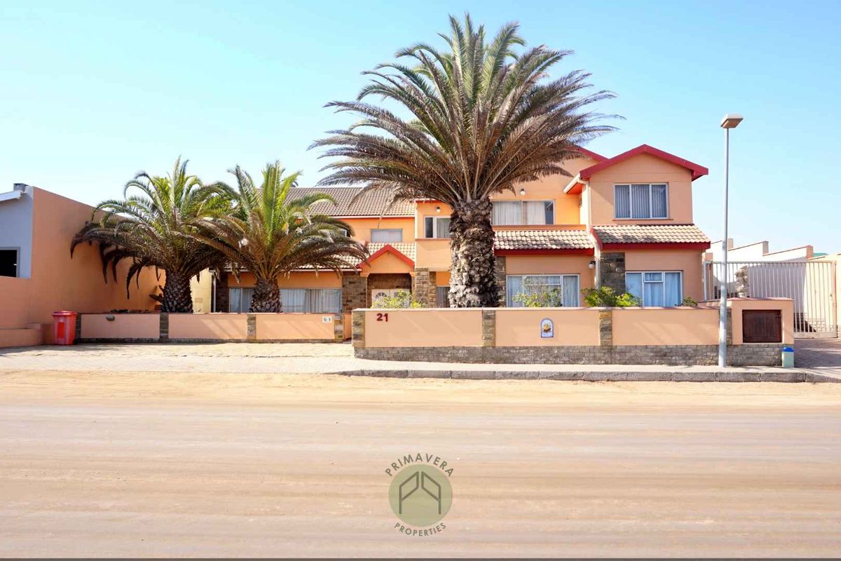 6 Bedroom Double-Storey House WITH TWO FLATS For Sale in Hage Heights, Swakopmund - Photo 2