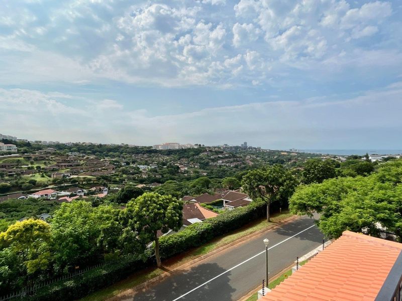 A beautiful, modern family home nestled away in the heart of the La Lucia bowl!! - Photo 2
