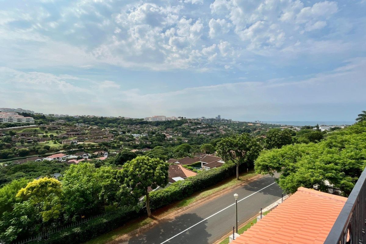 A beautiful, modern family home nestled away in the heart of the La Lucia bowl!! - Photo 2