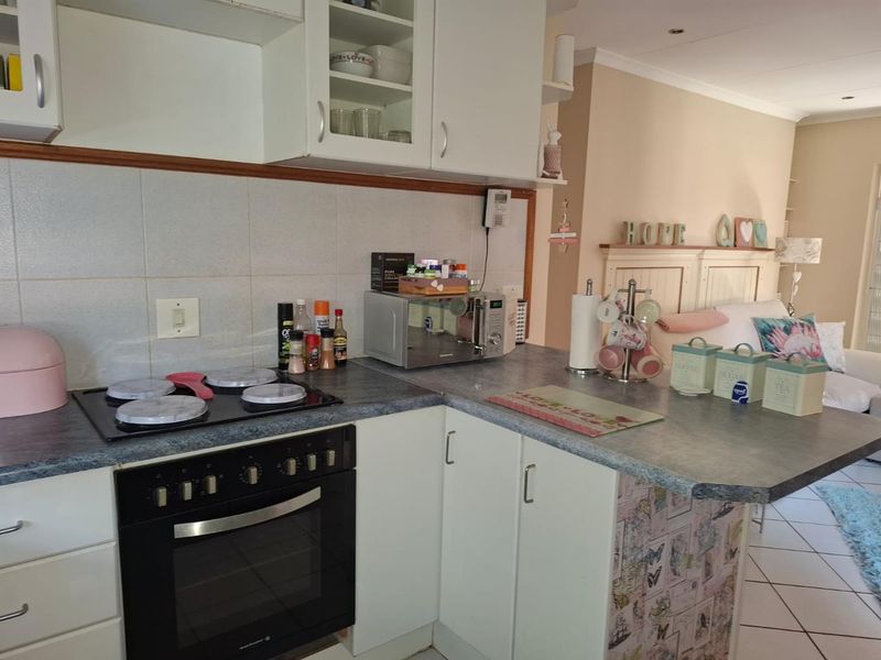 2 Bedroom townhouse in Moreleta Park - Photo 9