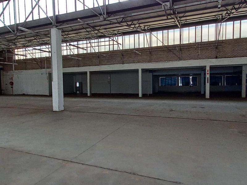 1972m2 Benrose Warehouse To Let - Photo 3