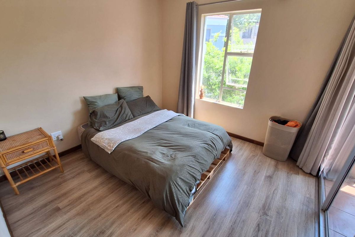 Lovely 2 Bedroom Apartment in Northcliff - Photo 2