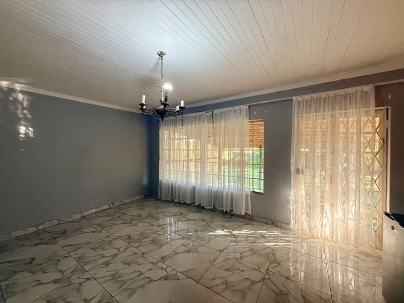 4 Bedroom property with flatlet situated in sought after area. - Photo 10