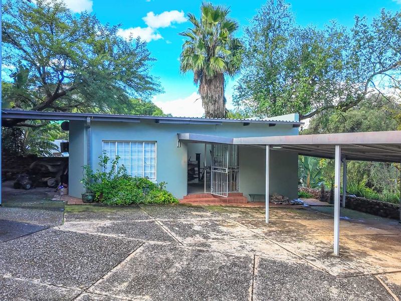 "Dive Into Comfort: Stunning Poolside Sanctuary with Granny Flat!" - Photo 3