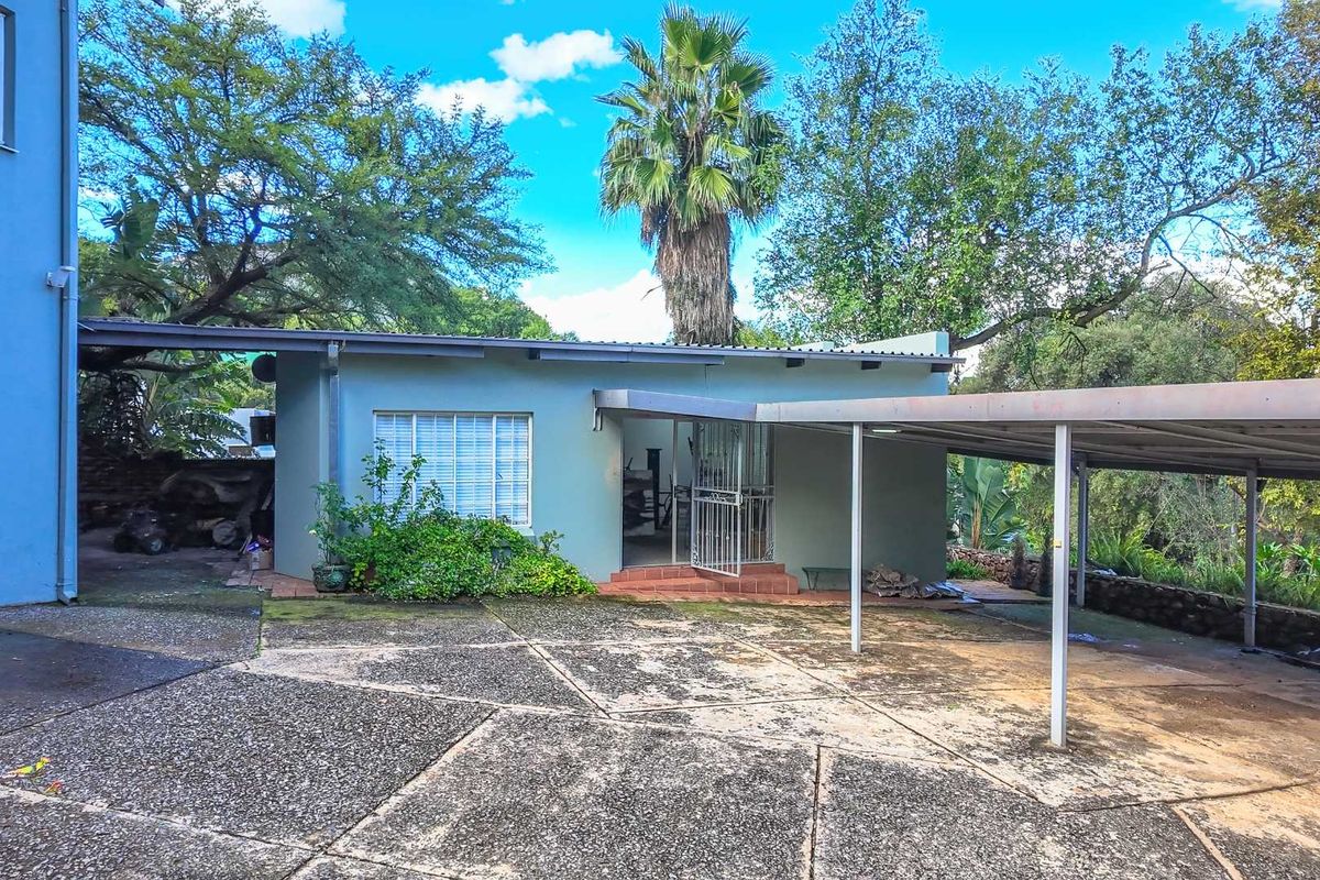 "Dive Into Comfort: Stunning Poolside Sanctuary with Granny Flat!" - Photo 3