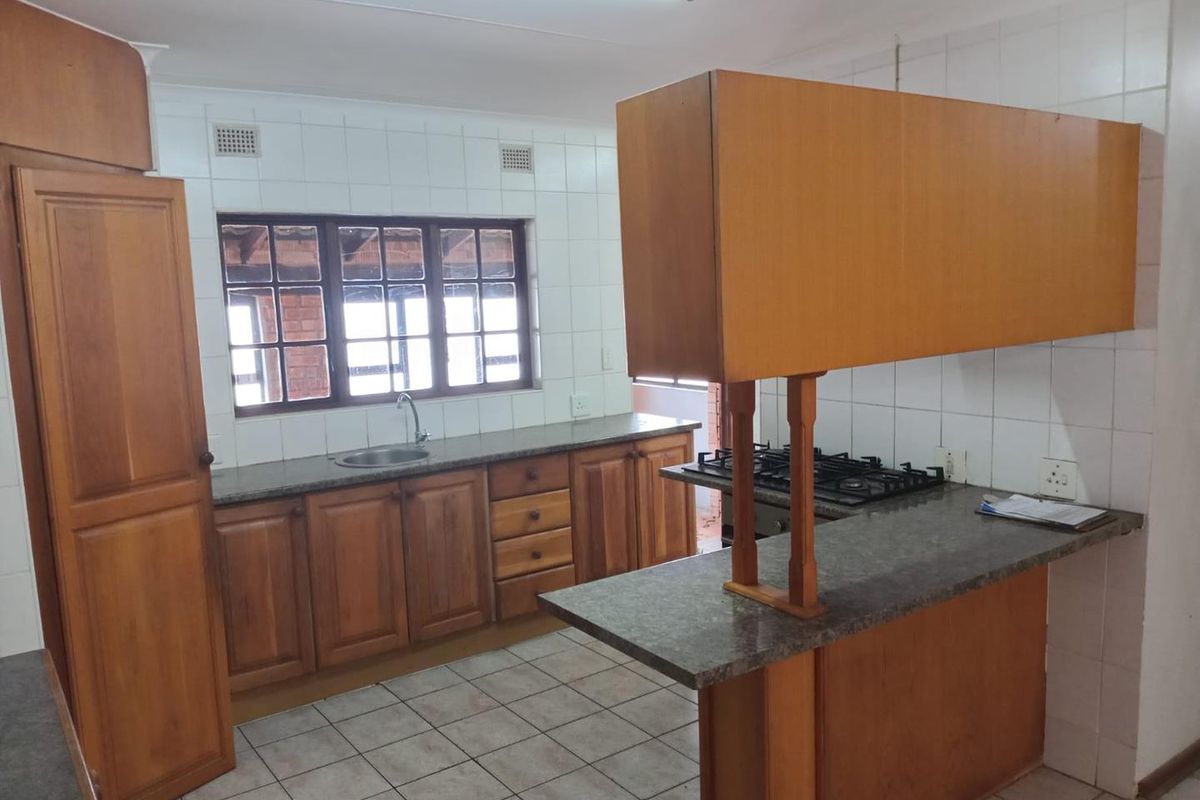 Spacious 4-Bedroom Family Home with Pool, Study & Entertainment Area - Photo 5