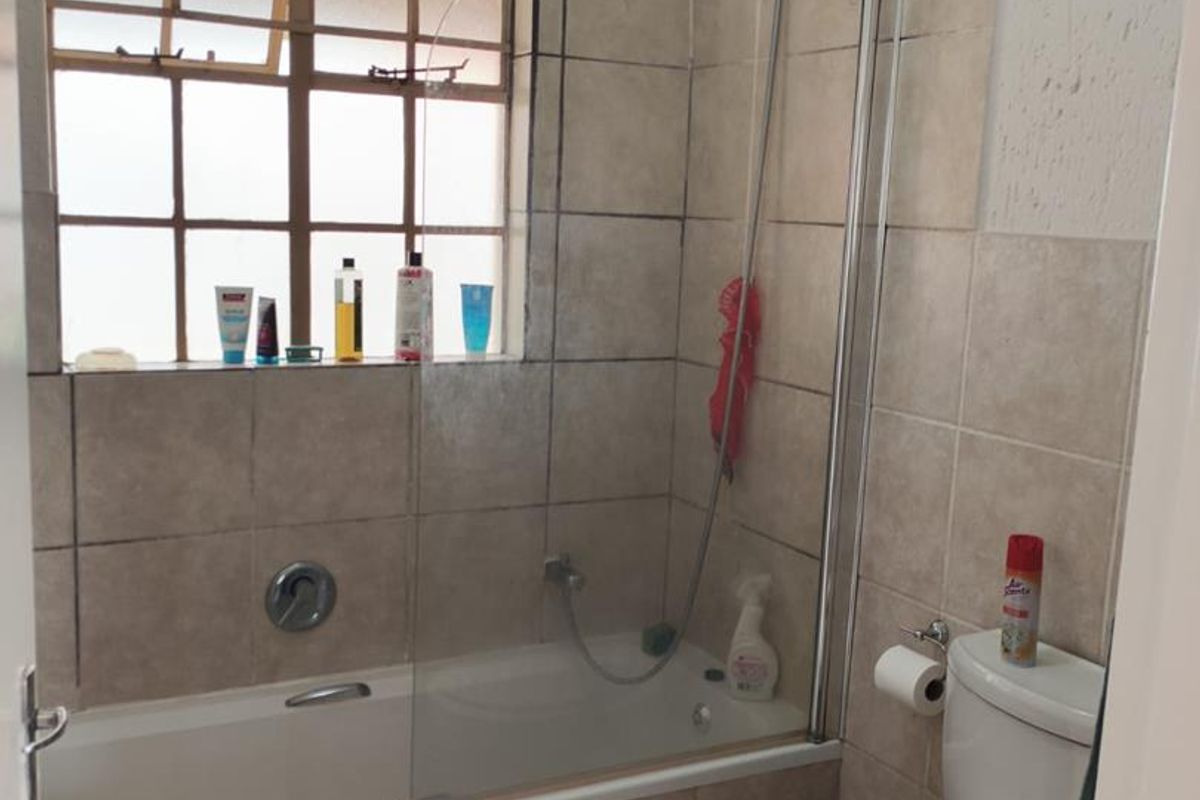 2 bed 2nd floor unit in Well Maintained Complex, close to East rand Mall + 24 hour guard! - Photo 5