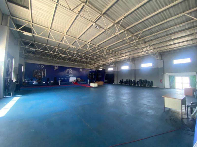 Vibrant Location: Perfect for Car Showroom & More - Photo 4