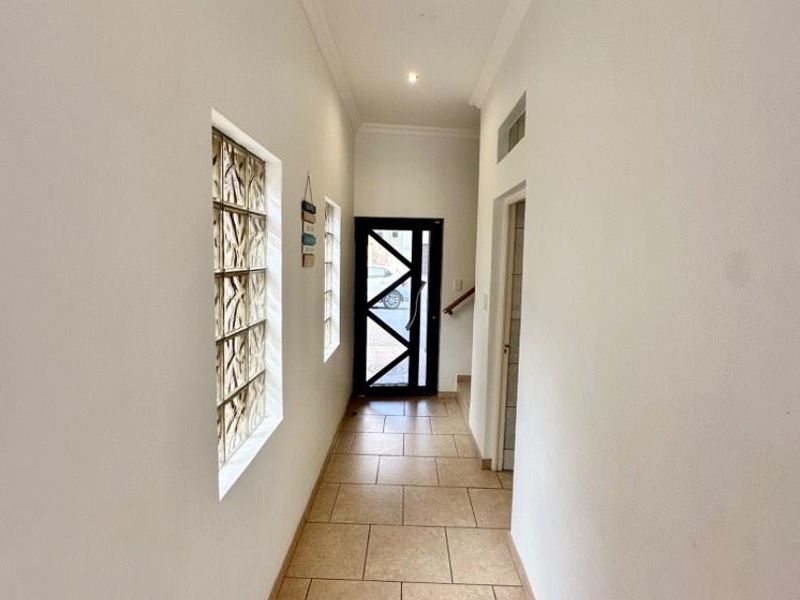 4 Bedrooms House For Sale in Long Beach - Photo 3