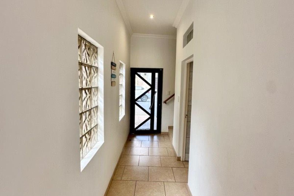 4 Bedrooms House For Sale in Long Beach - Photo 3