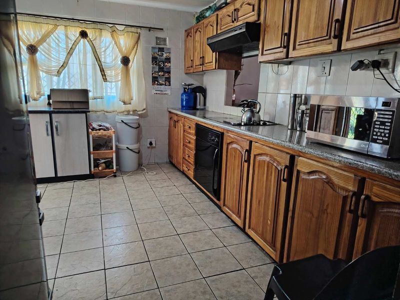 Spacious 4-bedroom house in one of the best area in Umlazi suburb - Photo 10