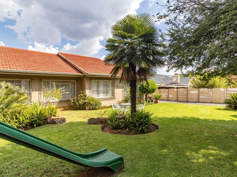 TWO HOMES ON ONE STAND, FOR SALE IN BRACKENDOWNS. WITH A R300 000 SAVINGS ON PRICE - Photo 5