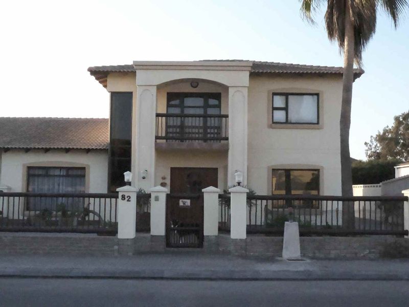 Beautiful Home for a large Family - Photo 2