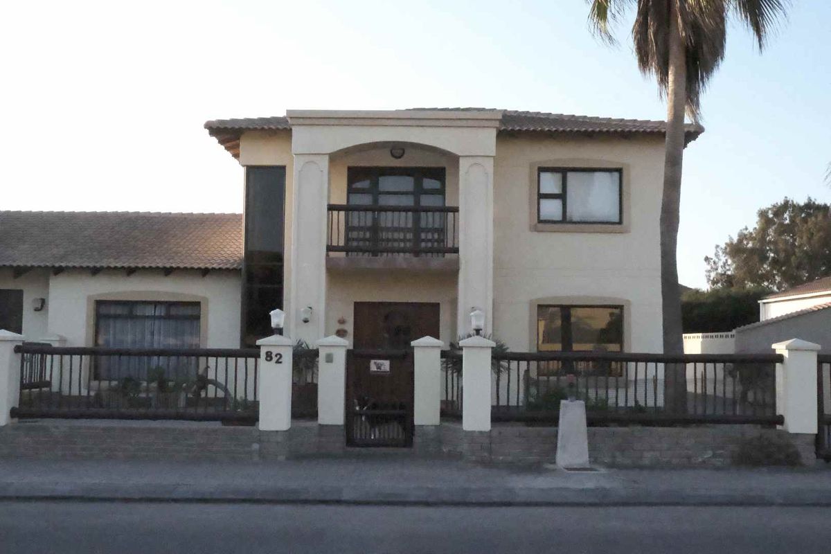 Beautiful Home for a large Family - Photo 2