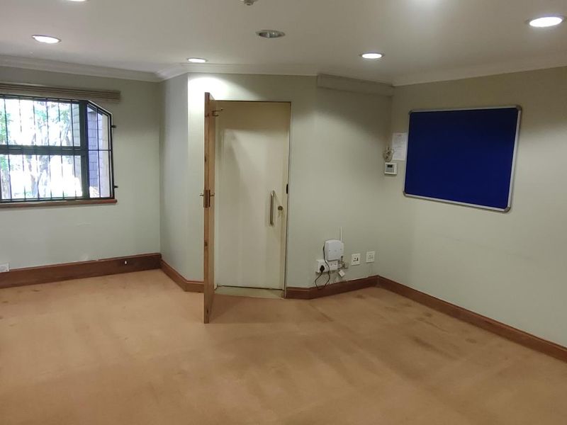 383 Sqm Office space in a tranquil environment! - Photo 9