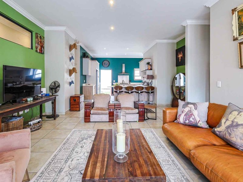 Sophisticated Single-Level Sanctuary: Eco-Friendly Luxury in an Exclusive 15-Unit Enclave - Photo 5