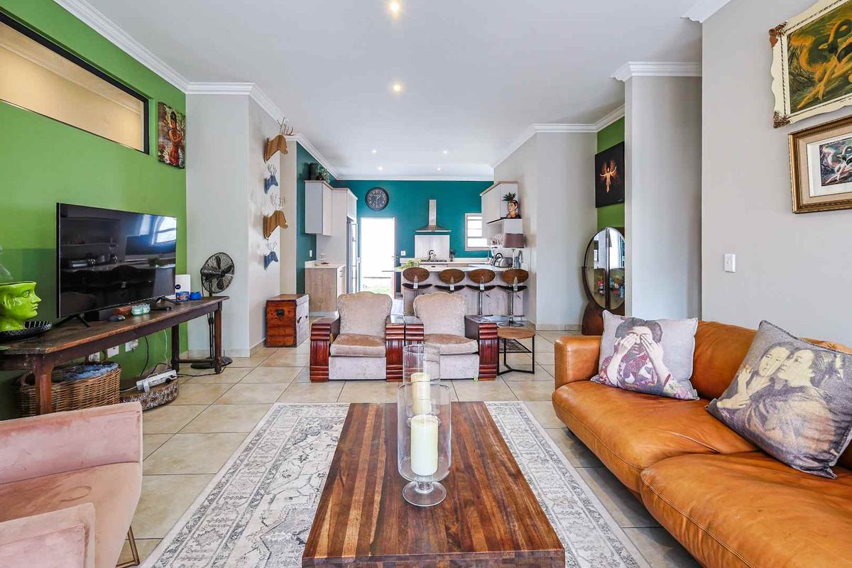 Sophisticated Single-Level Sanctuary: Eco-Friendly Luxury in an Exclusive 15-Unit Enclave - Photo 5