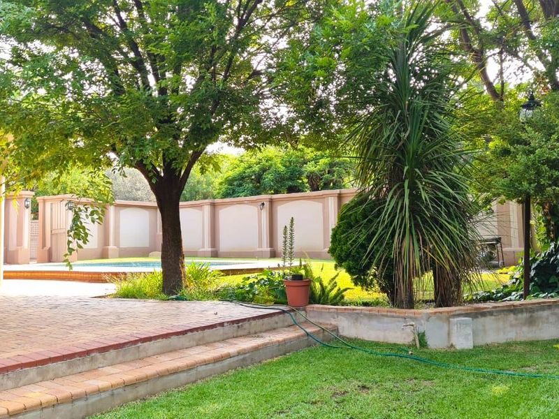 Grand Family Retreat, Bordering Waverley - Photo 3