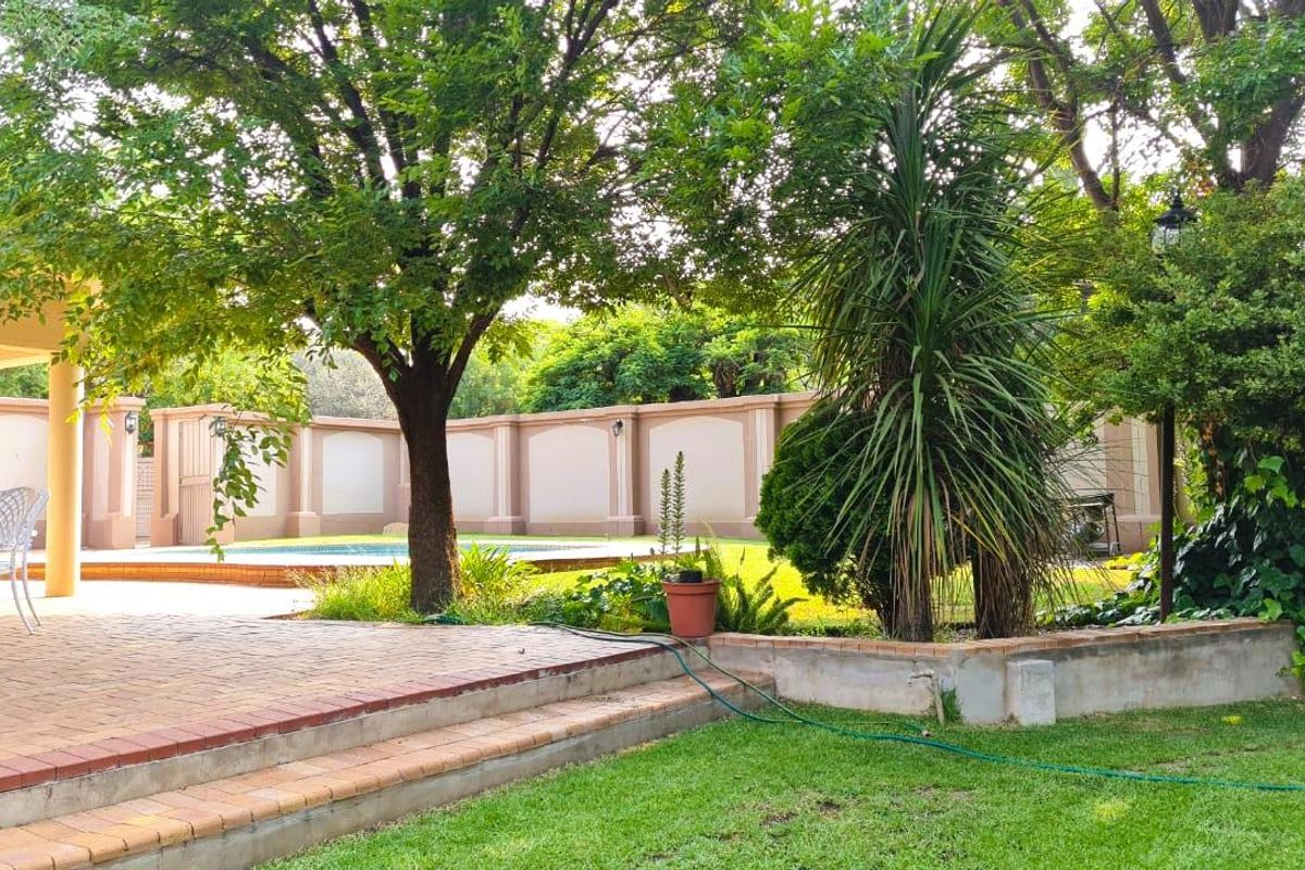 Grand Family Retreat, Bordering Waverley - Photo 3