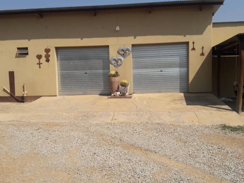 FOR SALE- 3 BEDROOM HOUSE WITH FLAT IN OUTJO, NAMIBIA - Photo 4