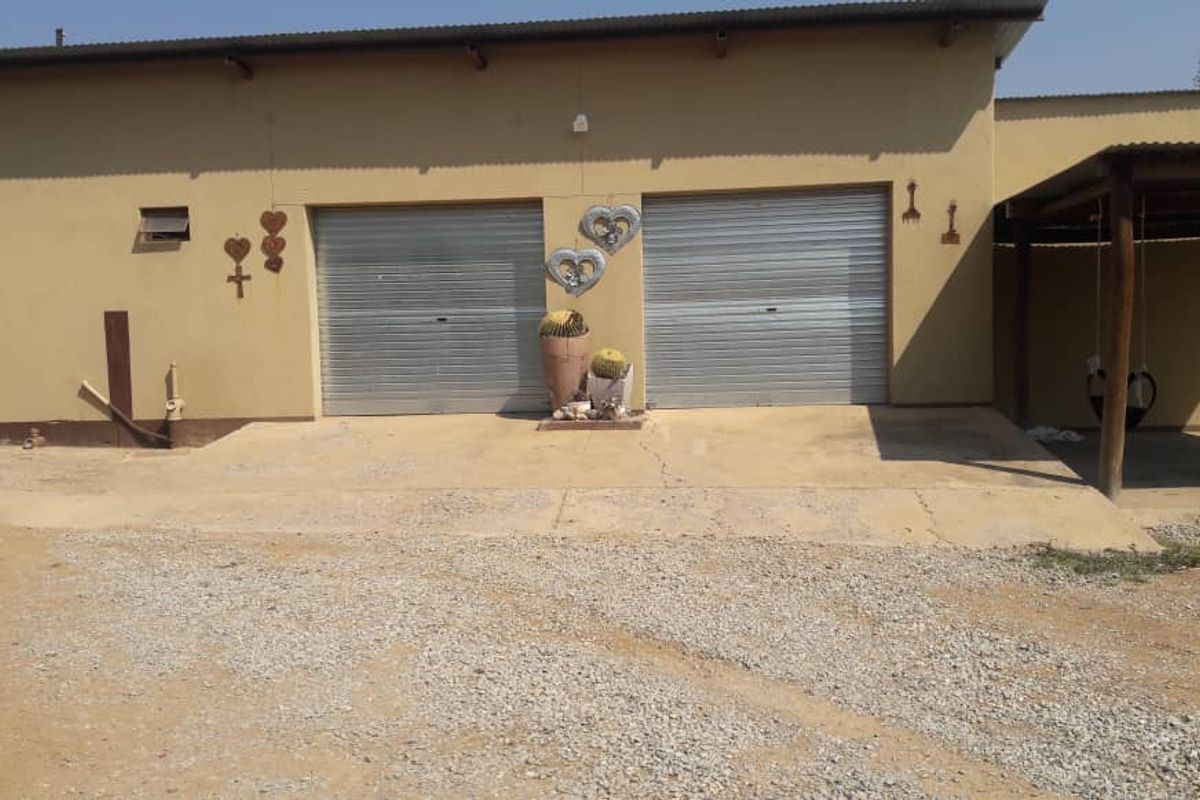 FOR SALE- 3 BEDROOM HOUSE WITH FLAT IN OUTJO, NAMIBIA - Photo 4