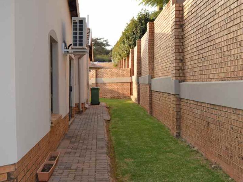 Beautful and modern house in the Wilds Estate - Photo 3