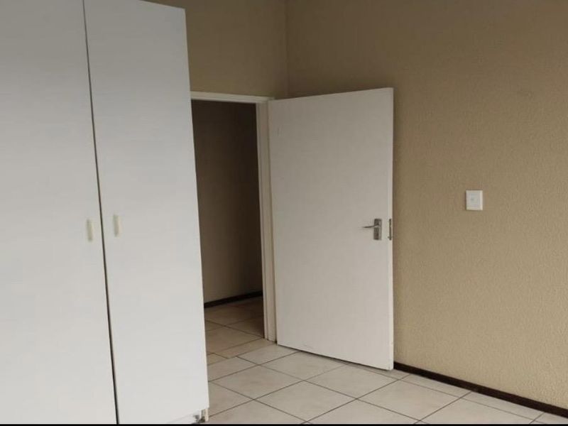 Secure & Serene Living: 2-Bedroom Apartment in Honeydew - Photo 2