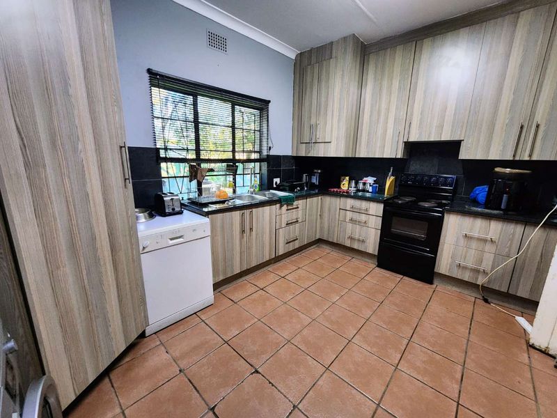 Family Haven with a Private Flatlet and Lush Garden - Photo 2