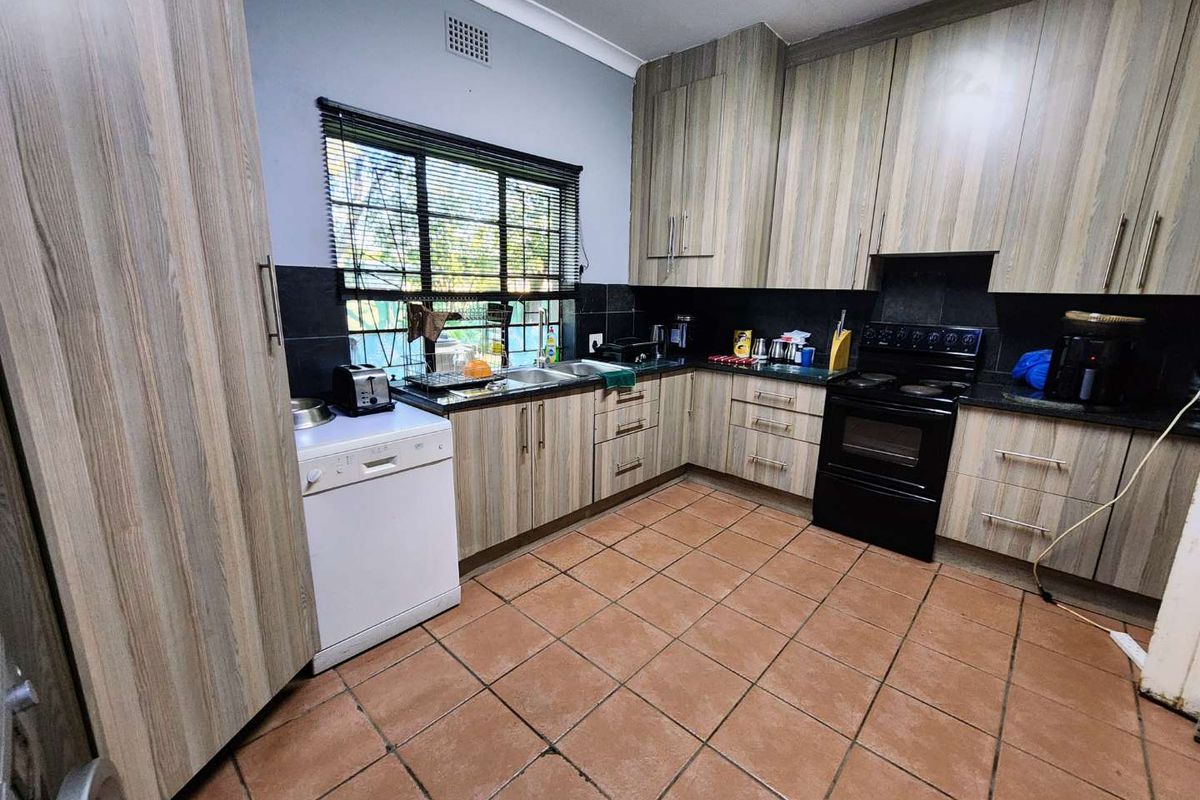 Family Haven with a Private Flatlet and Lush Garden - Photo 2