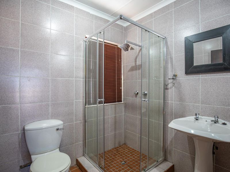 Magnificent 3 bedroom furnished Property in Waterkloof Ridge!  Ideal for an Embassy or Executive. - Photo 8