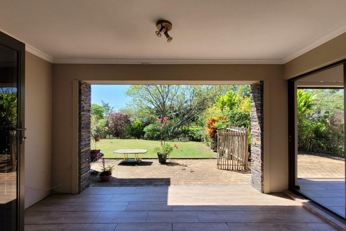 Palm Lakes Spacious Home - Photo 2