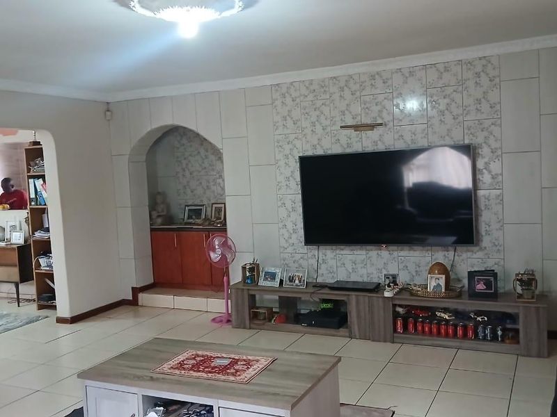 **Immaculate 3 Bedroom House in Palm Ridge** - Photo 6