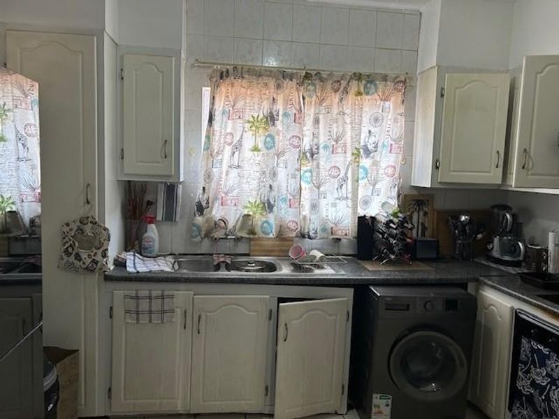 Location central Walk to amenities. - Photo 4