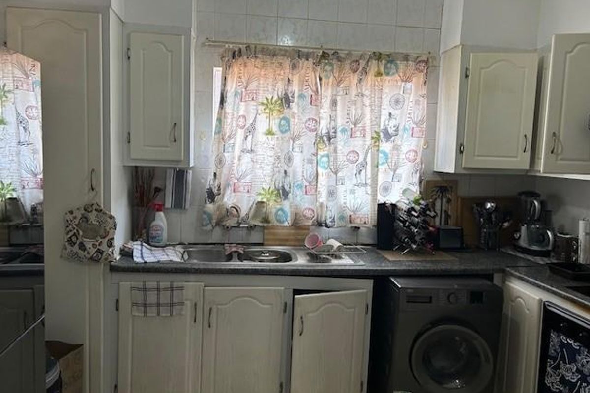 Location central Walk to amenities. - Photo 4