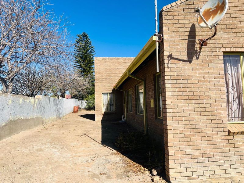 For Sale: 4-Bedroom,2-Bathroom Home Ready for Your Vision - Photo 2