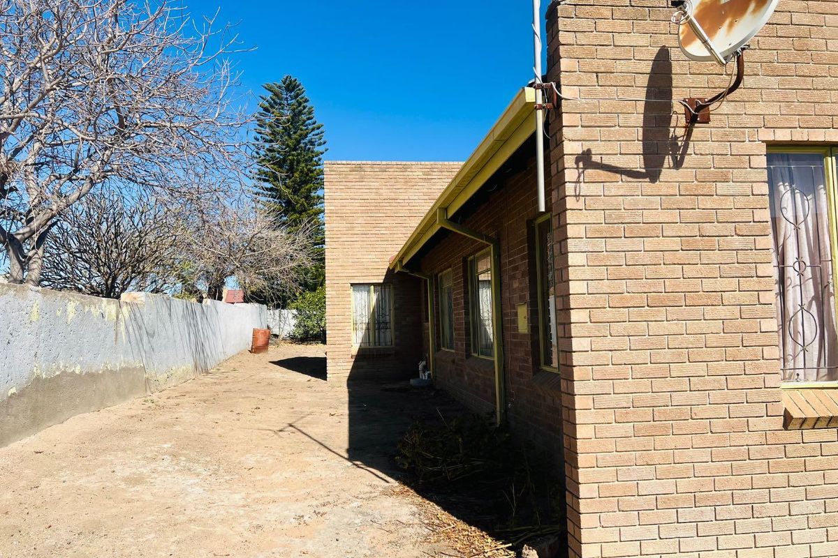 For Sale: 4-Bedroom,2-Bathroom Home Ready for Your Vision - Photo 2