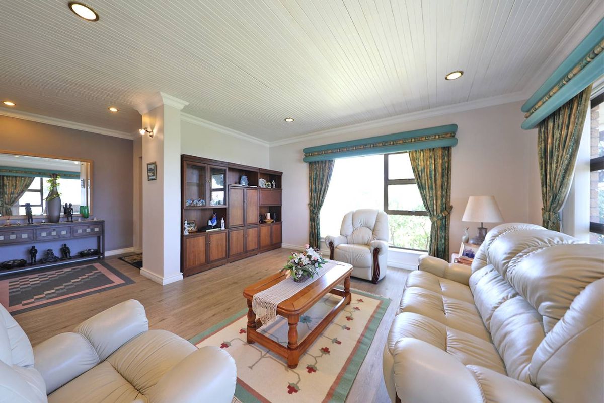 4 Bedroom family home for sale in Plattekloof. - Photo 2