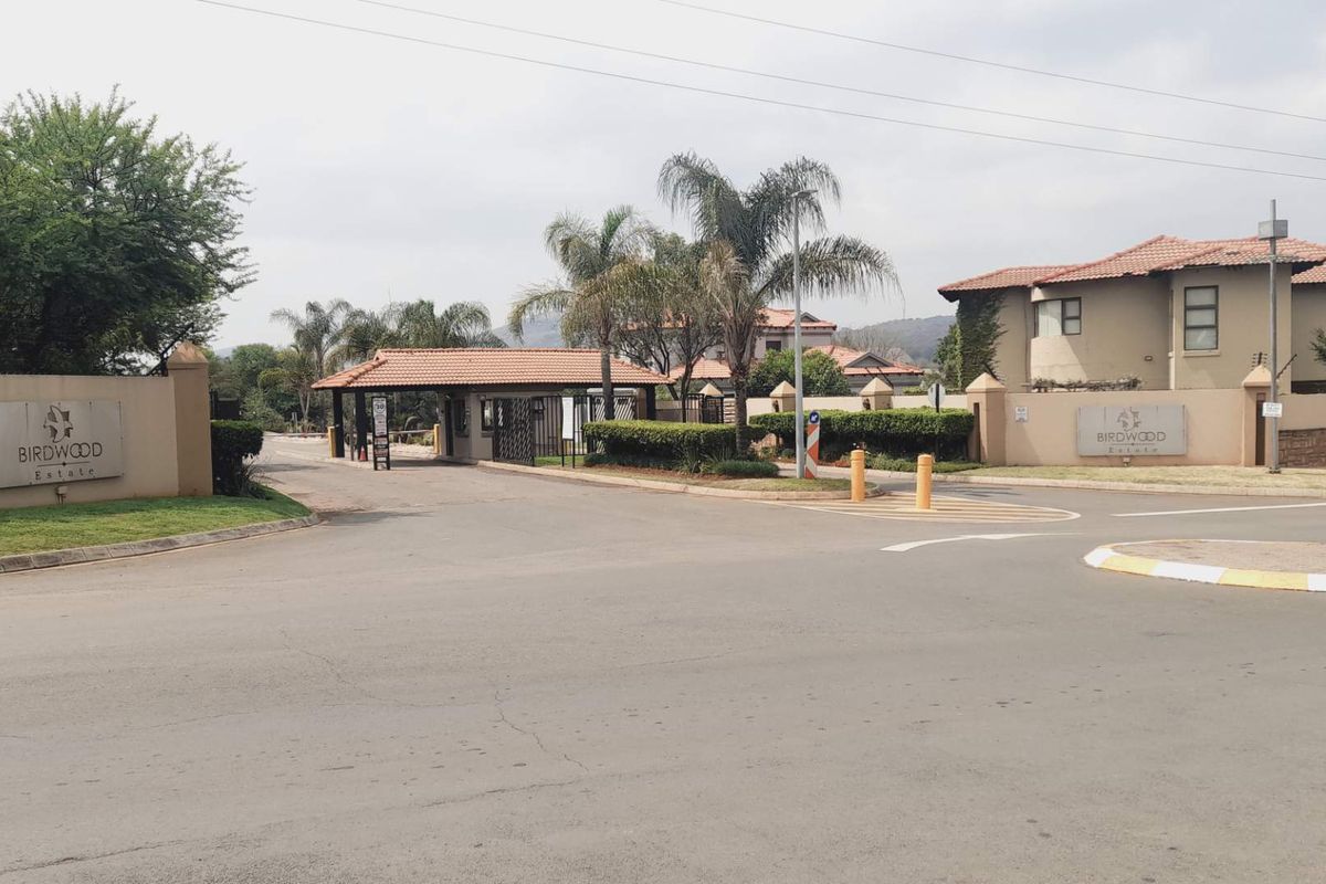 "Ultimate Privacy: Cul-de-Sac Gem in Birdwood Estate!" - Photo 2