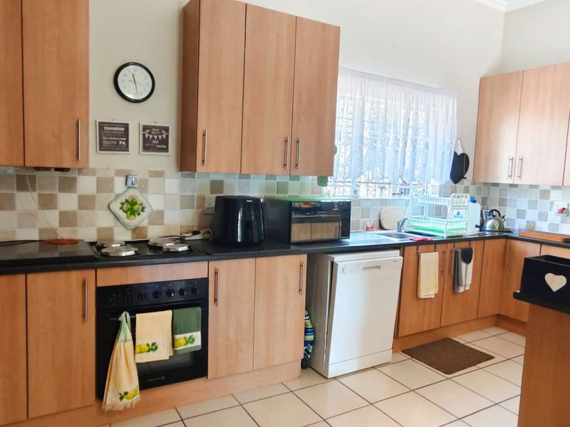 Pristine Modern Retreat in the Heart of the Bushveld - Photo 6