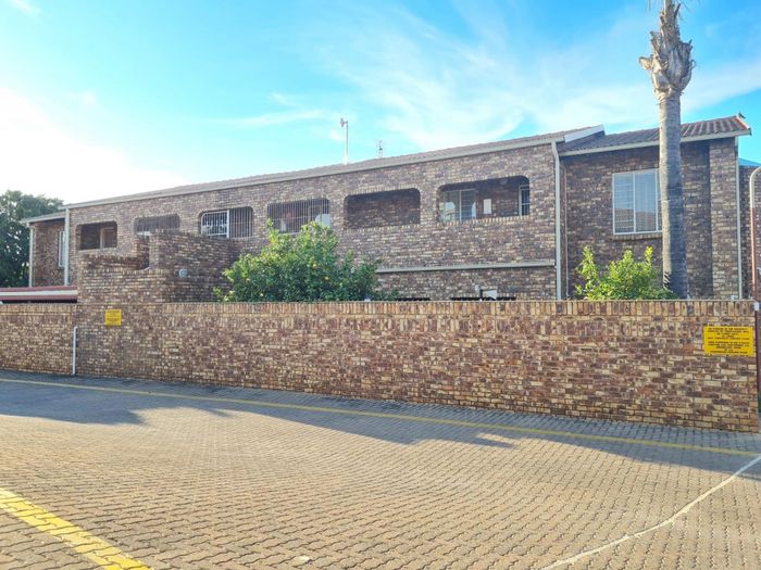 Property #2293165, Townhouse Pending Sale in Zwartkop