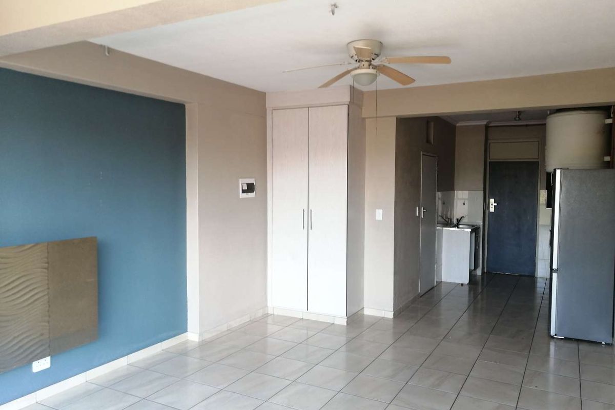 Lantana, Bachelor unit to rent - Photo 4